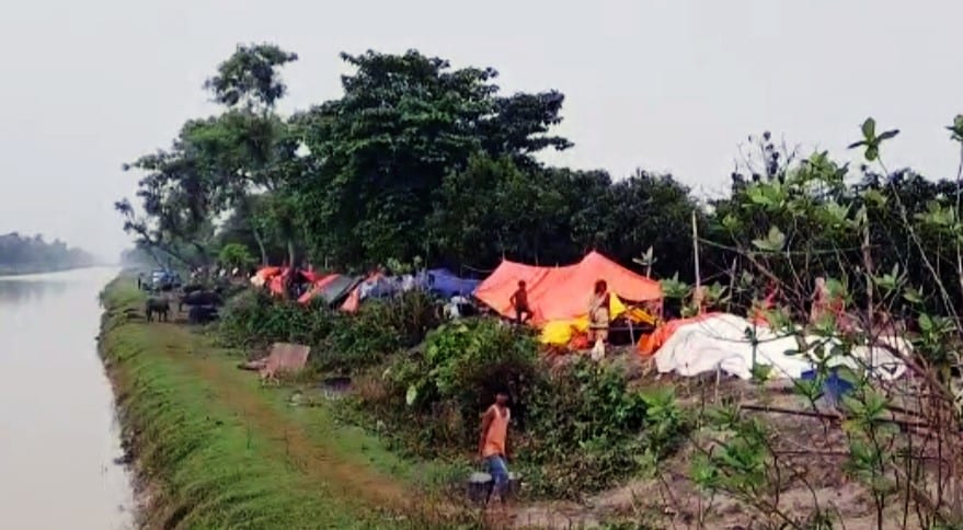 राहत सामग्री लेकर पहुंचा हेलिकॉप्टर, उड़ गए बुजुर्ग के 25 हजार