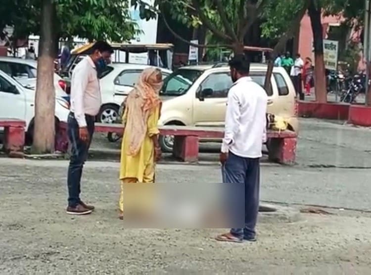 घंटों बारिश में भीगता रहा बुजुर्ग का शव, महिला लगाती रही मदद की गुहार