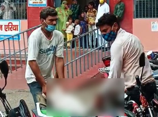 घंटों बारिश में भीगता रहा बुजुर्ग का शव, महिला लगाती रही मदद की गुहार