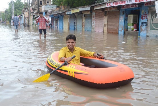 राजस्थान: इस इलाके में पड़ी इतनी बारिश, सड़कों पर नाव लेकर निकले लोग