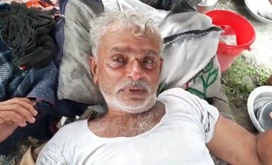 राहत सामग्री लेकर पहुंचा हेलिकॉप्टर, उड़ गए बुजुर्ग के 25 हजार