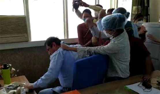 आइसोलेशन वार्ड में नर्स से छेड़छाड़, आरोपी डॉक्टर की जमकर पिटाई