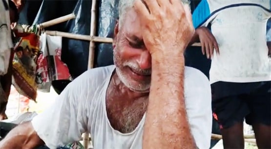 राहत सामग्री लेकर पहुंचा हेलिकॉप्टर, उड़ गए बुजुर्ग के 25 हजार