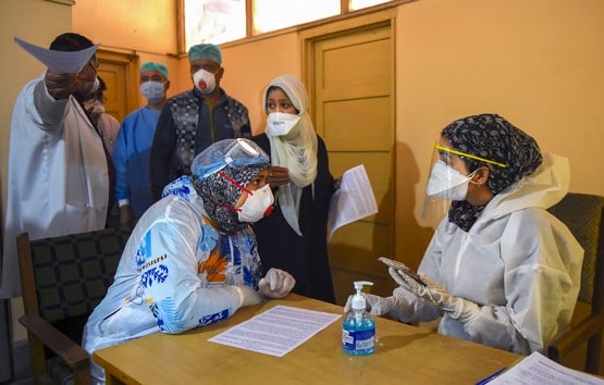 अचार बनाने वाली महिलाओं ने बनाई PPE किट, इस IAS का मिशन