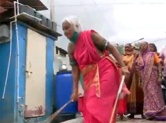85 साल की शांतिबाई ने चलाई ऐसी लाठी, लोग बोले- वाह 'लठैत दादी'