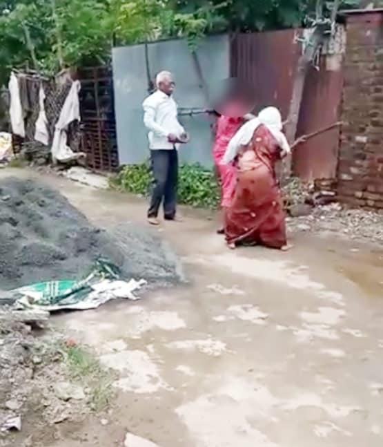 लड़की ने नहीं किया मकान खाली तो रिटायर्ड ASI ने कर दी डंडे से पिटाई