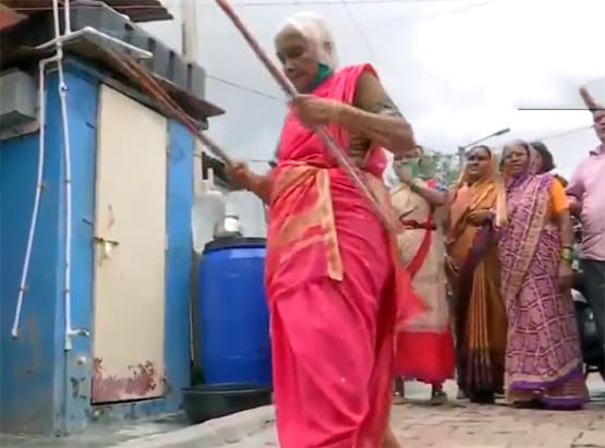 85 साल की शांतिबाई ने चलाई ऐसी लाठी, लोग बोले- वाह 'लठैत दादी'