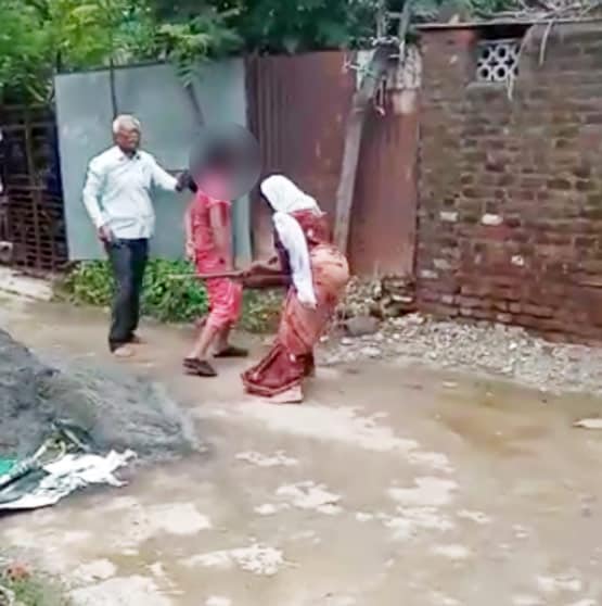 लड़की ने नहीं किया मकान खाली तो रिटायर्ड ASI ने कर दी डंडे से पिटाई