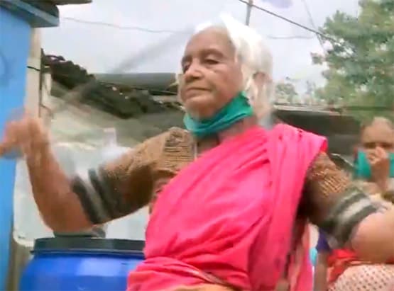 85 साल की शांतिबाई ने चलाई ऐसी लाठी, लोग बोले- वाह 'लठैत दादी'