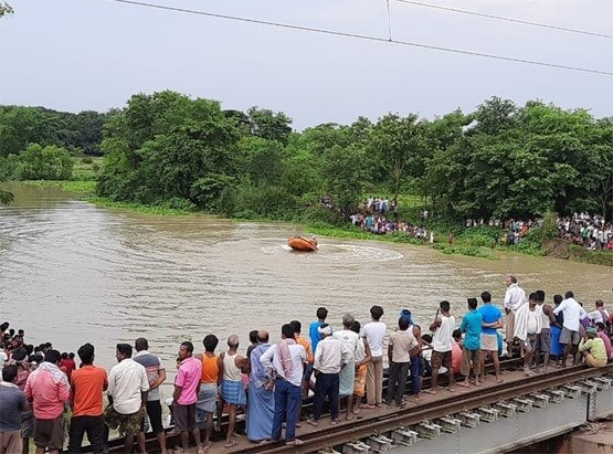 सेल्फी के चक्कर में 2 युवकों ने लगाई पुल से छलांग, डूबने से हुई मौत