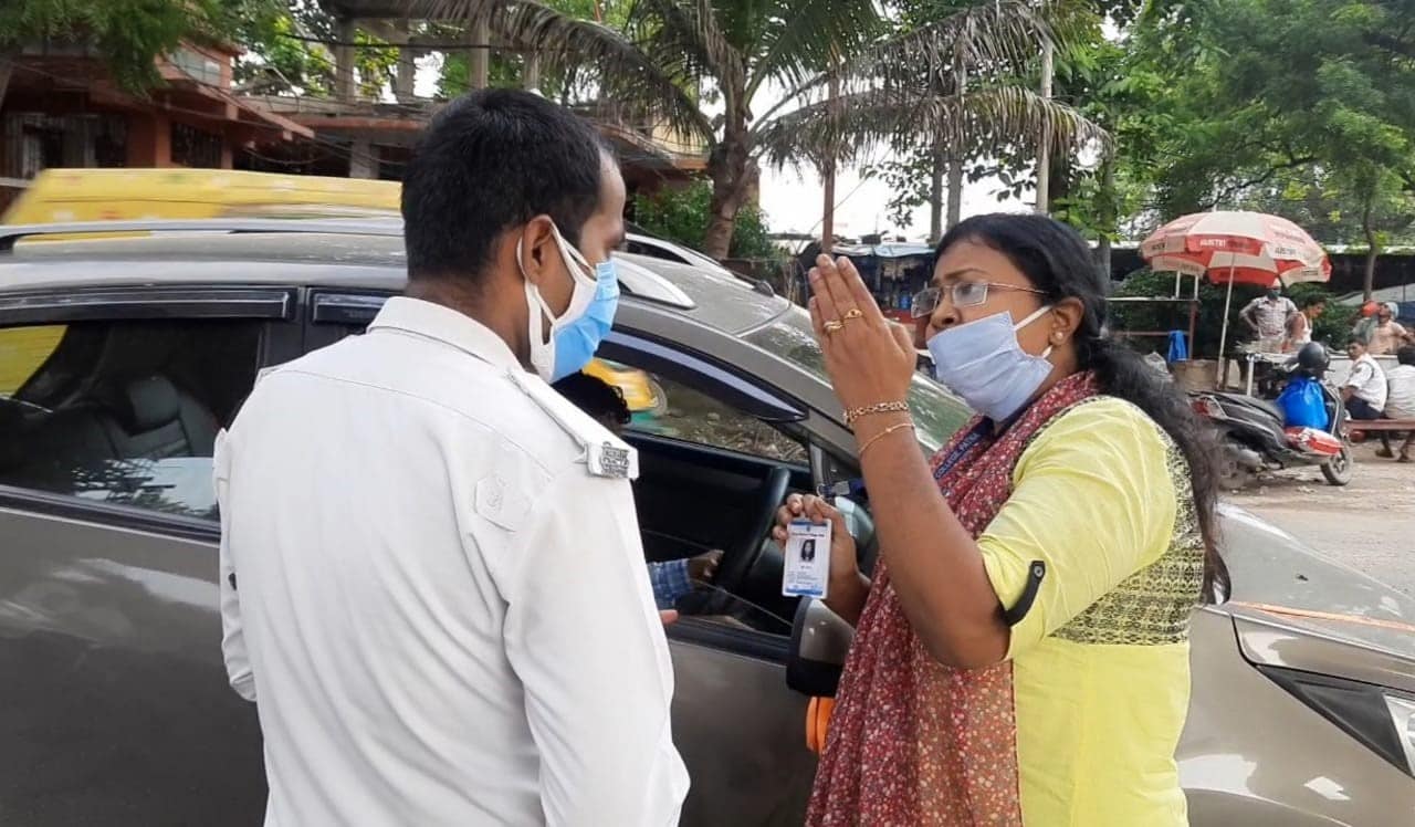 पुलिस ने काटा चालान तो भड़क गए डॉक्टर दंपति, सड़क पर ड्रामा