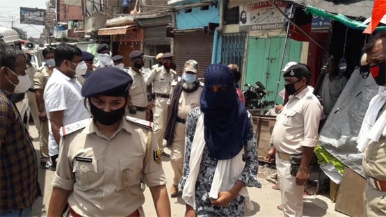 होटल बंद करवाने पहुंची थी पुल‍िस, आपत्तिजनक हालत में म‍िले कपल