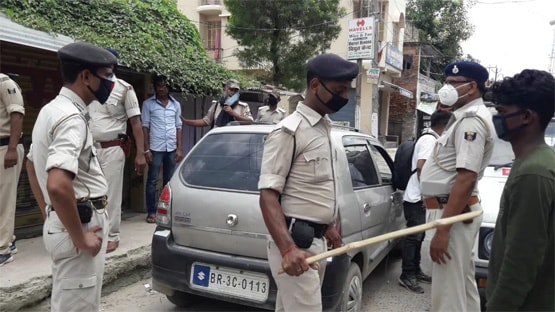 होटल बंद करवाने पहुंची थी पुल‍िस, आपत्तिजनक हालत में म‍िले कपल