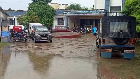 बाढ़ से हाहाकार, गर्भवती महिला को जुगाड़ की नाव से पहुंचाया अस्पताल