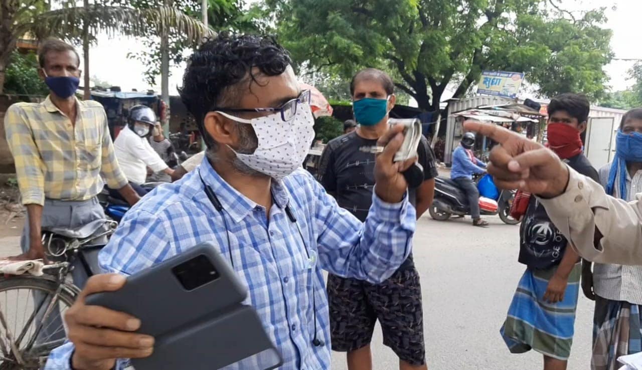 पुलिस ने काटा चालान तो भड़क गए डॉक्टर दंपति, सड़क पर ड्रामा