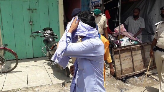 होटल बंद करवाने पहुंची थी पुल‍िस, आपत्तिजनक हालत में म‍िले कपल