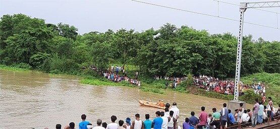 सेल्फी के चक्कर में 2 युवकों ने लगाई पुल से छलांग, डूबने से हुई मौत