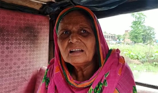 बाढ़ से हाहाकार, गर्भवती महिला को जुगाड़ की नाव से पहुंचाया अस्पताल