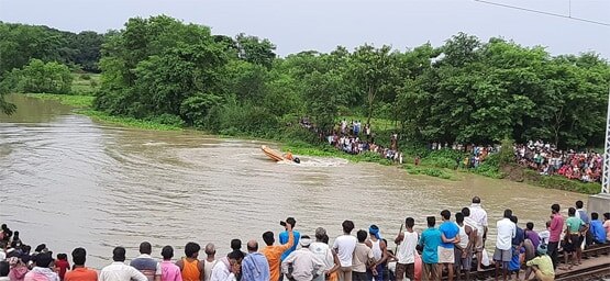 सेल्फी के चक्कर में 2 युवकों ने लगाई पुल से छलांग, डूबने से हुई मौत