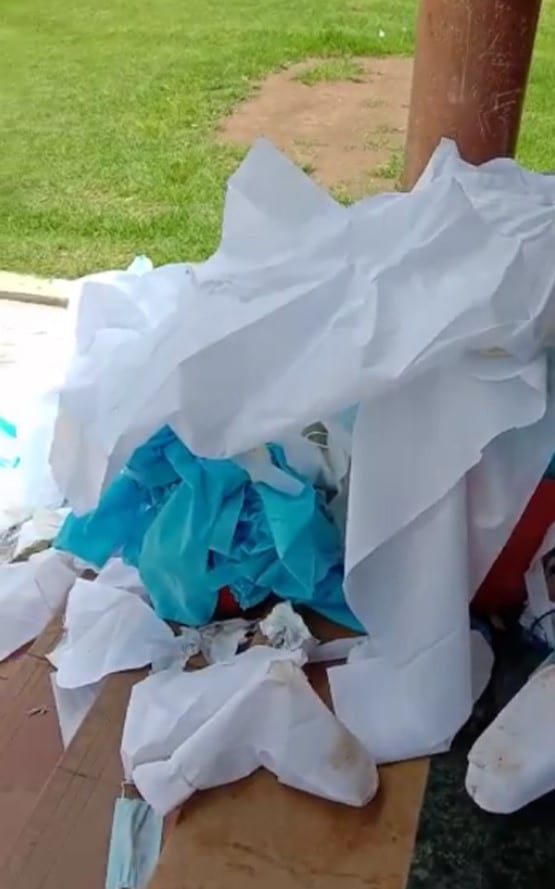 कोरोना सेंटर में PPE किट्स से खेलते दिखे बंदर, वीडियो वायरल