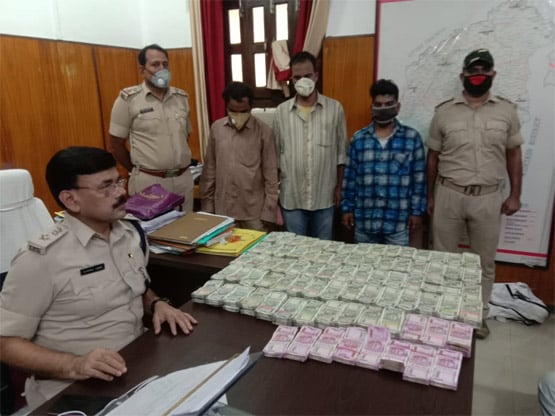 कैमूर: नोटों से भरी जैकेट में मिले 92 लाख रुपये, तीन गिरफ्तार