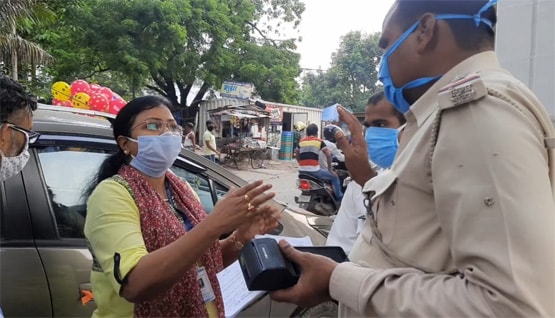 पुलिस ने काटा चालान तो भड़क गए डॉक्टर दंपति, सड़क पर ड्रामा