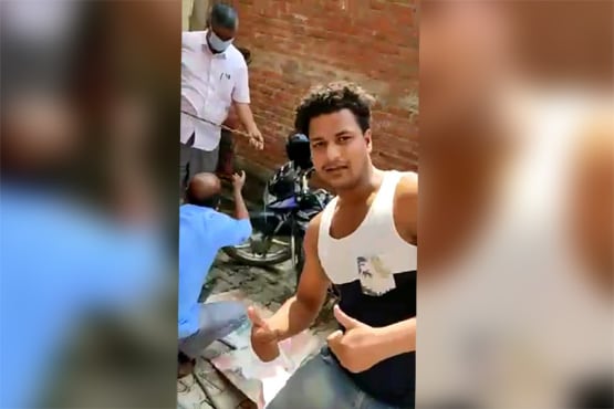 मोहल्ले की नाली में मिला मगरमच्छ, लोग लेने लगे सेल्फी