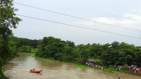 सेल्फी के चक्कर में 2 युवकों ने लगाई पुल से छलांग, डूबने से हुई मौत