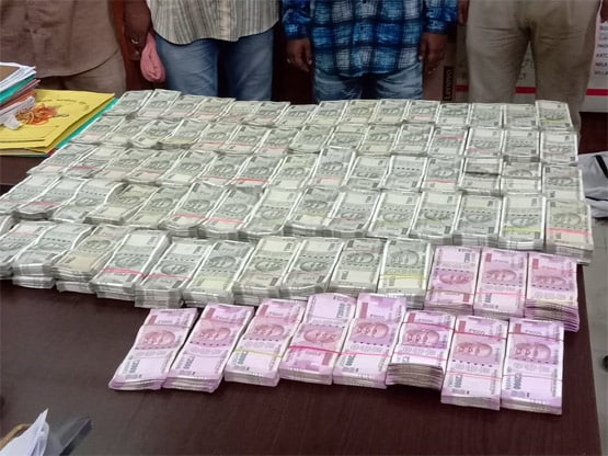 कैमूर: नोटों से भरी जैकेट में मिले 92 लाख रुपये, तीन गिरफ्तार