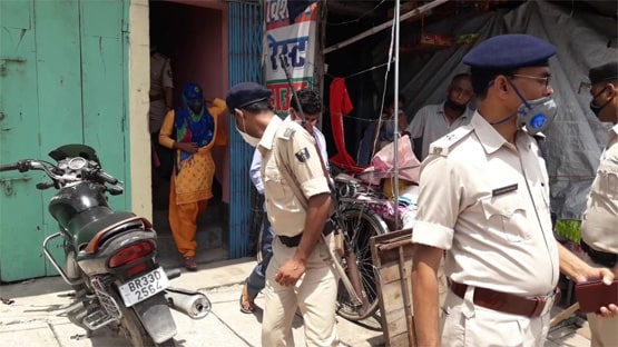 होटल बंद करवाने पहुंची थी पुल‍िस, आपत्तिजनक हालत में म‍िले कपल