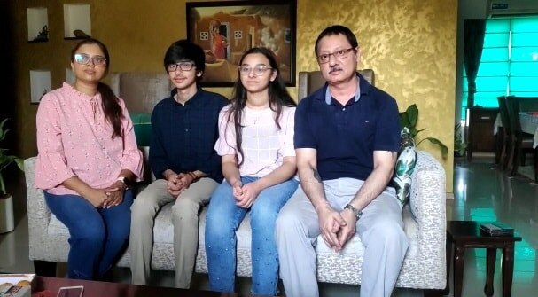 जुड़वा भाई-बहन ने 10वीं में किया टॉप, सभी विषयों में एक जैसे अंक