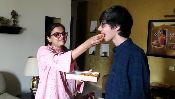 जुड़वा भाई-बहन ने 10वीं में किया टॉप, सभी विषयों में एक जैसे अंक