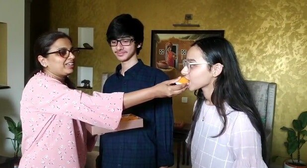 जुड़वा भाई-बहन ने 10वीं में किया टॉप, सभी विषयों में एक जैसे अंक