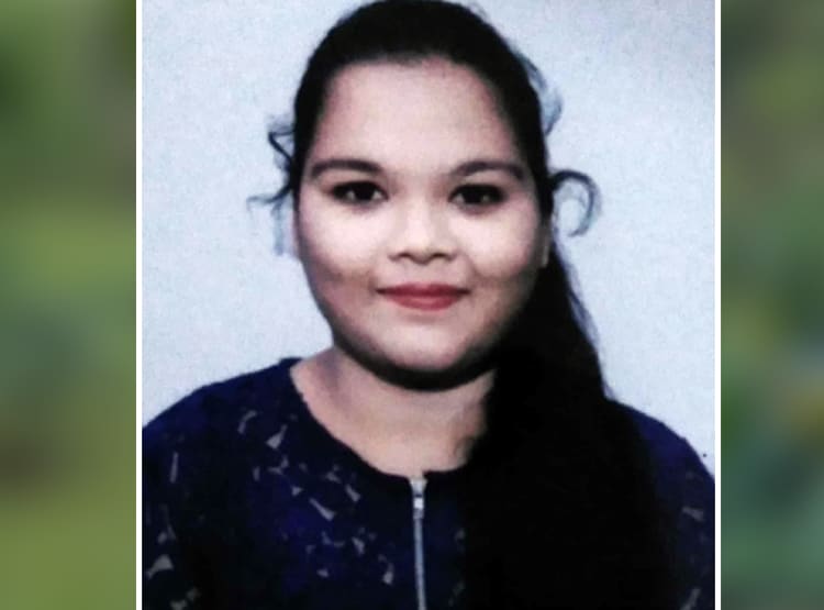 जुड़वां बेटियों के साथ मां ने दिया 12वीं का एग्जाम, बेटी से रही अव्वल