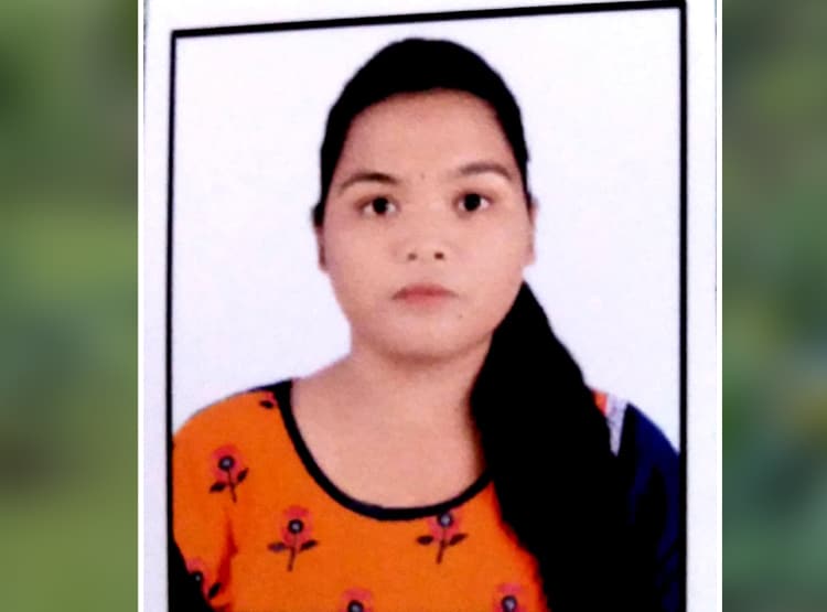 जुड़वां बेटियों के साथ मां ने दिया 12वीं का एग्जाम, बेटी से रही अव्वल