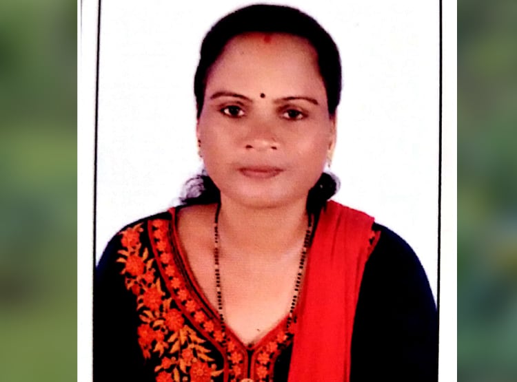 जुड़वां बेटियों के साथ मां ने दिया 12वीं का एग्जाम, बेटी से रही अव्वल