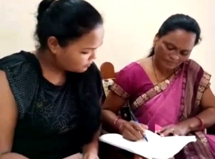 जुड़वां बेटियों के साथ मां ने दिया 12वीं का एग्जाम, बेटी से रही अव्वल