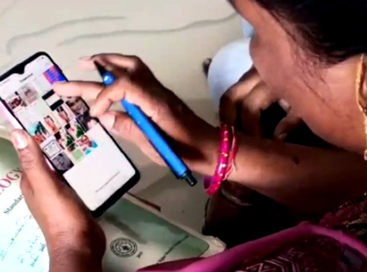 जुड़वां बेटियों के साथ मां ने दिया 12वीं का एग्जाम, बेटी से रही अव्वल