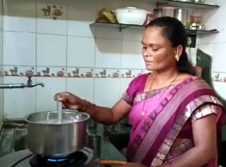 जुड़वां बेटियों के साथ मां ने दिया 12वीं का एग्जाम, बेटी से रही अव्वल