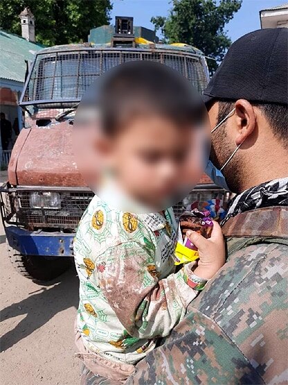 आतंकी बरसा रहे थे गोलियां, जवान ने बच्चे को बचाया, वायरल हो रही फोटो