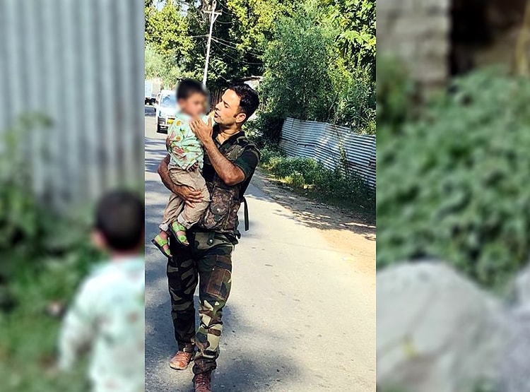 आतंकी बरसा रहे थे गोलियां, जवान ने बच्चे को बचाया, वायरल हो रही फोटो