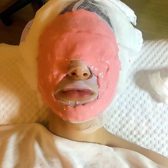 करीना से लेकर दीपिका तक, जानिए इन अभिनेत्रियों की दमकती त्वचा का राज