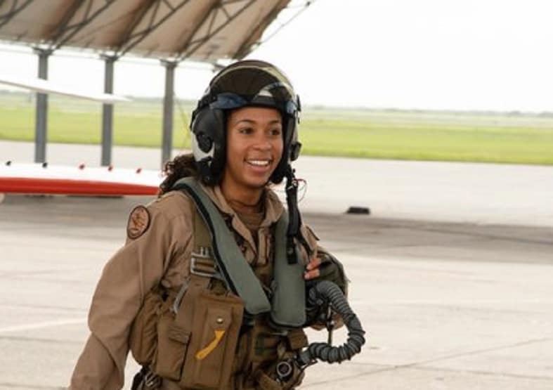 अमेरिकी नौसेना की पहली अश्‍वेत महिला पायलट, रचा इतिहास