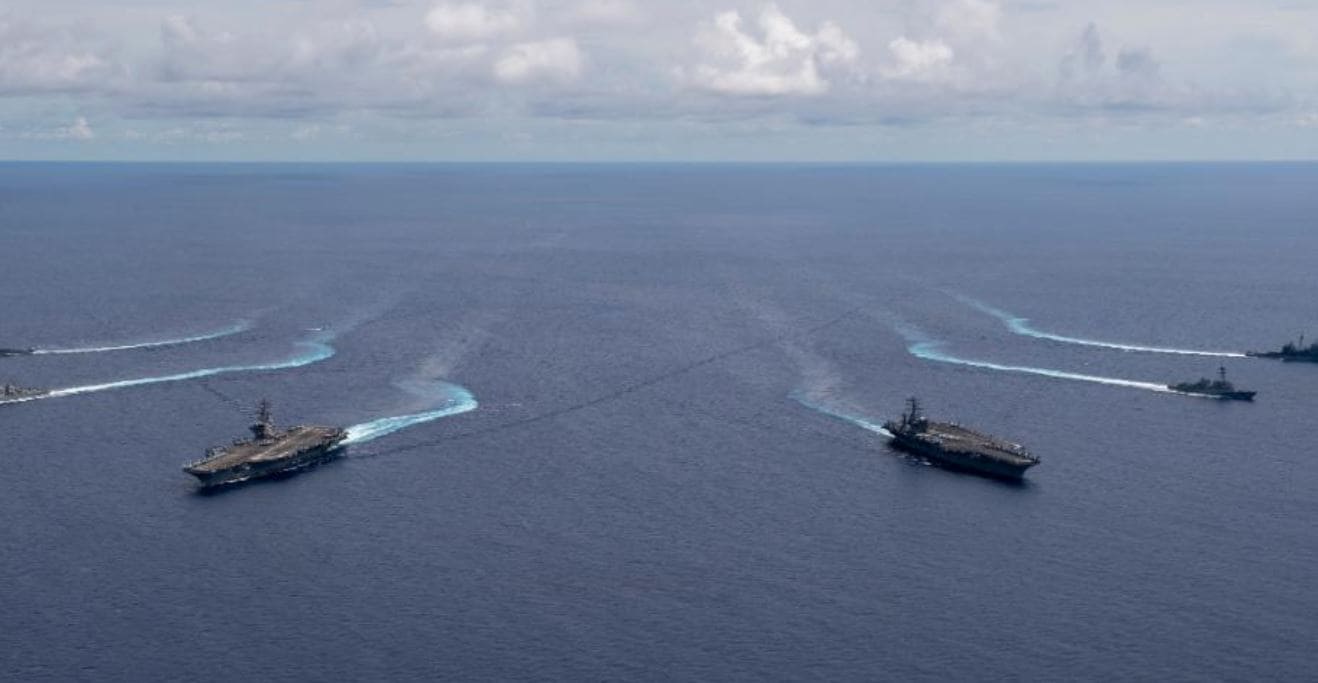 परमाणु हथियारों से लैस US फाइटर जेट्स ने साउथ चाइना सी घेरा, बौखलाया चीन