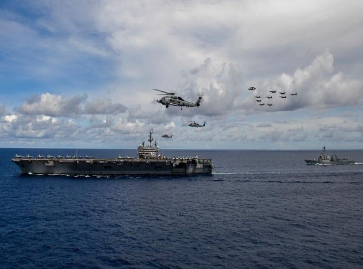 परमाणु हथियारों से लैस US फाइटर जेट्स ने साउथ चाइना सी घेरा, बौखलाया चीन