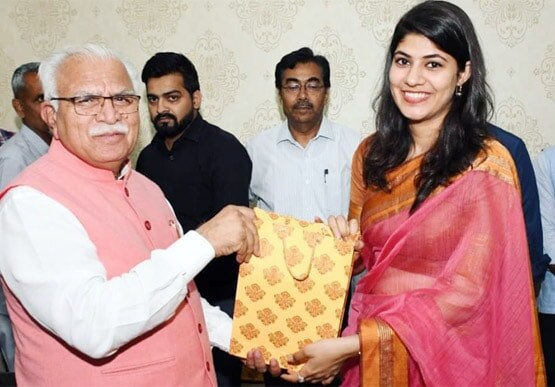 बनना चाहती थी वकील, बन गई IAS, ऐसे इस लड़की ने UPSC में पाई 8वीं रैंक