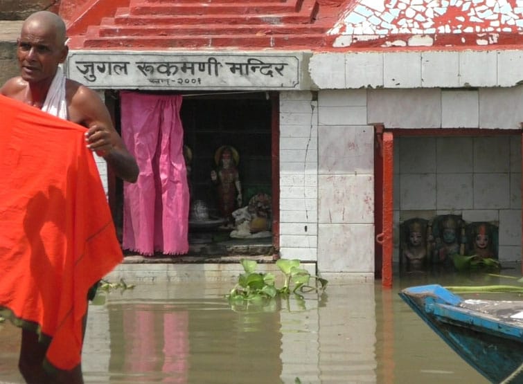 वाराणसी में बढ़ा जलस्तर, घाट स्थित मंदिरों तक पहुंचने लगा पानी