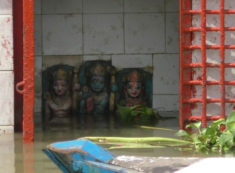 वाराणसी में बढ़ा जलस्तर, घाट स्थित मंदिरों तक पहुंचने लगा पानी