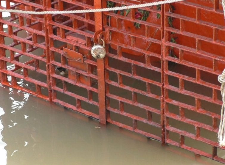 वाराणसी में बढ़ा जलस्तर, घाट स्थित मंदिरों तक पहुंचने लगा पानी