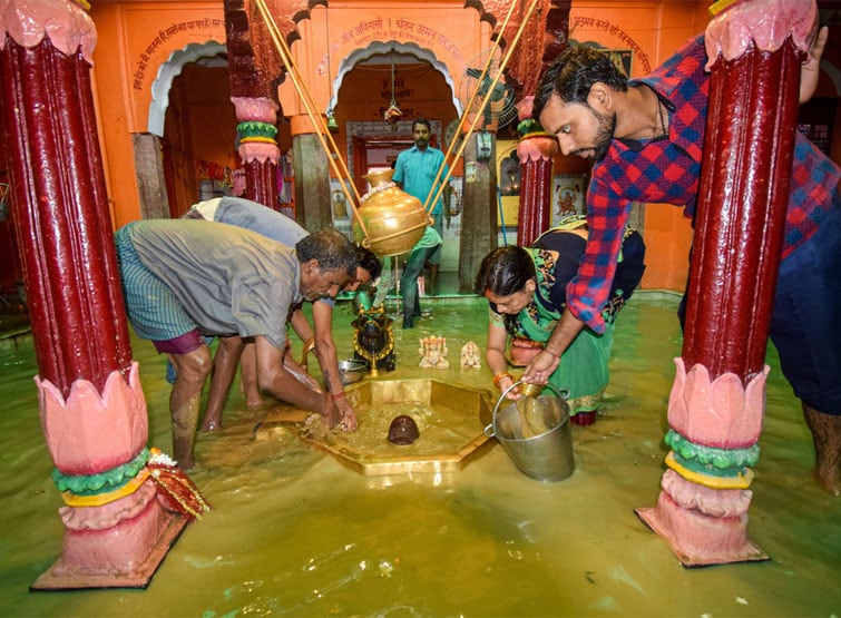 वाराणसी में बढ़ा जलस्तर, घाट स्थित मंदिरों तक पहुंचने लगा पानी